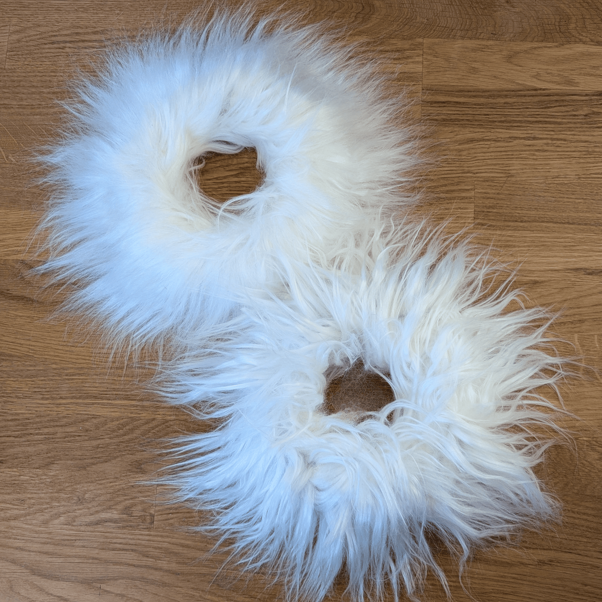 Weißer Fellkranz aus Kunstfell – gebürstet & ungebürstet (32 cm)