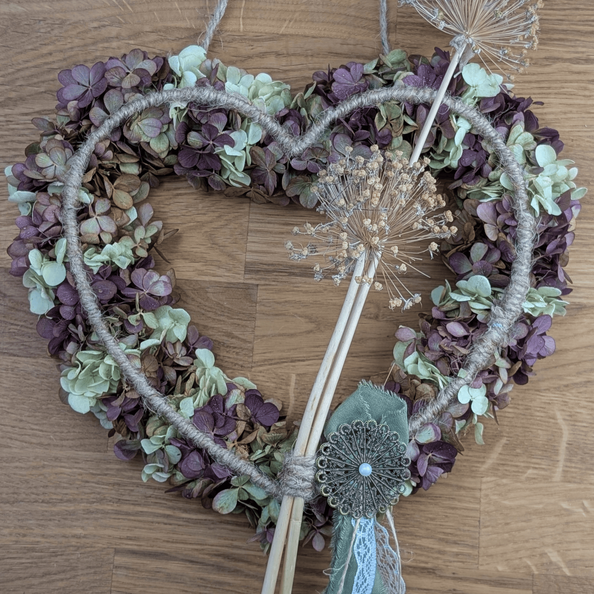 Deko-Herz mit Hortensie, Spitze & Allium – 35 cm