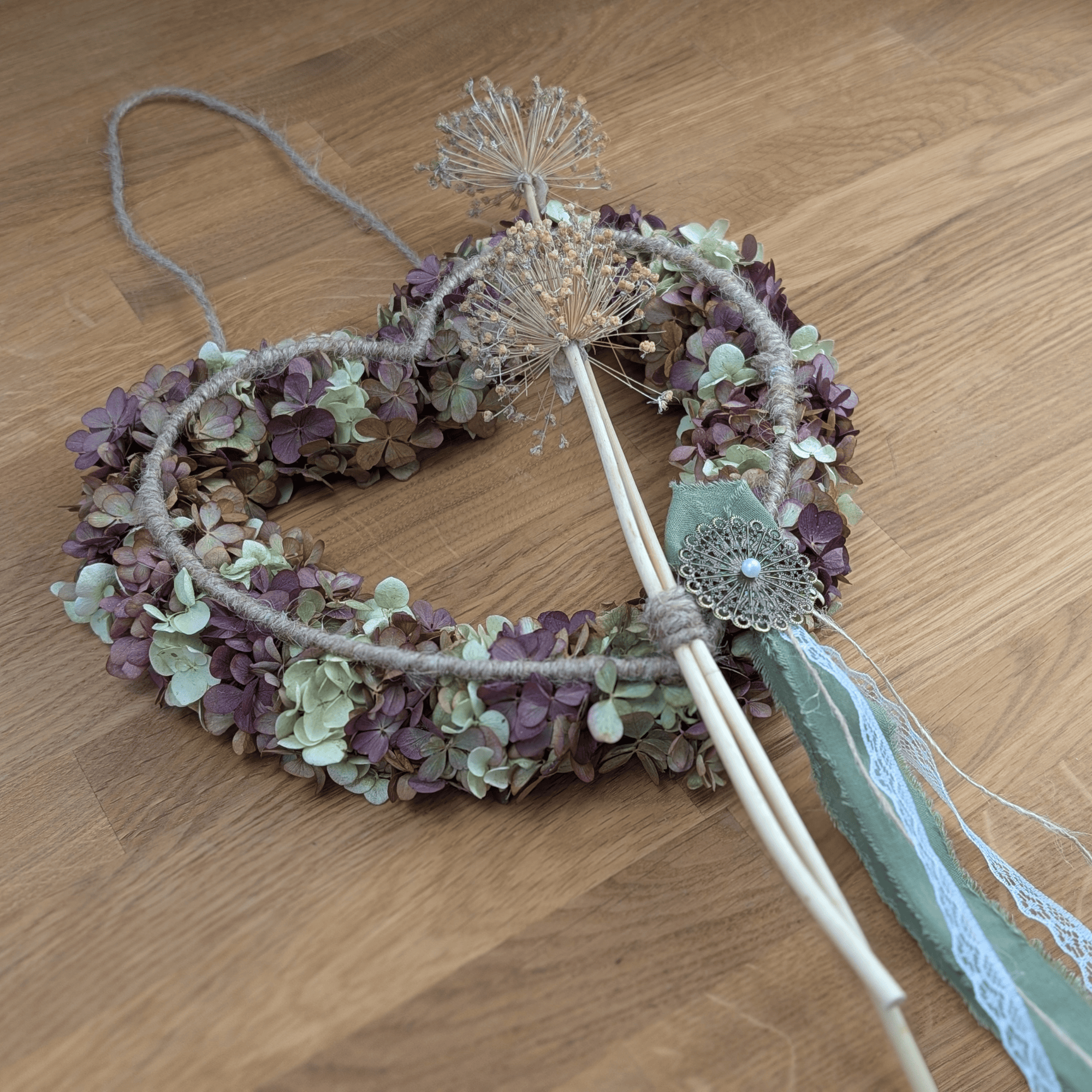 Deko-Herz mit Hortensie, Spitze & Allium – 35 cm – Bild 4
