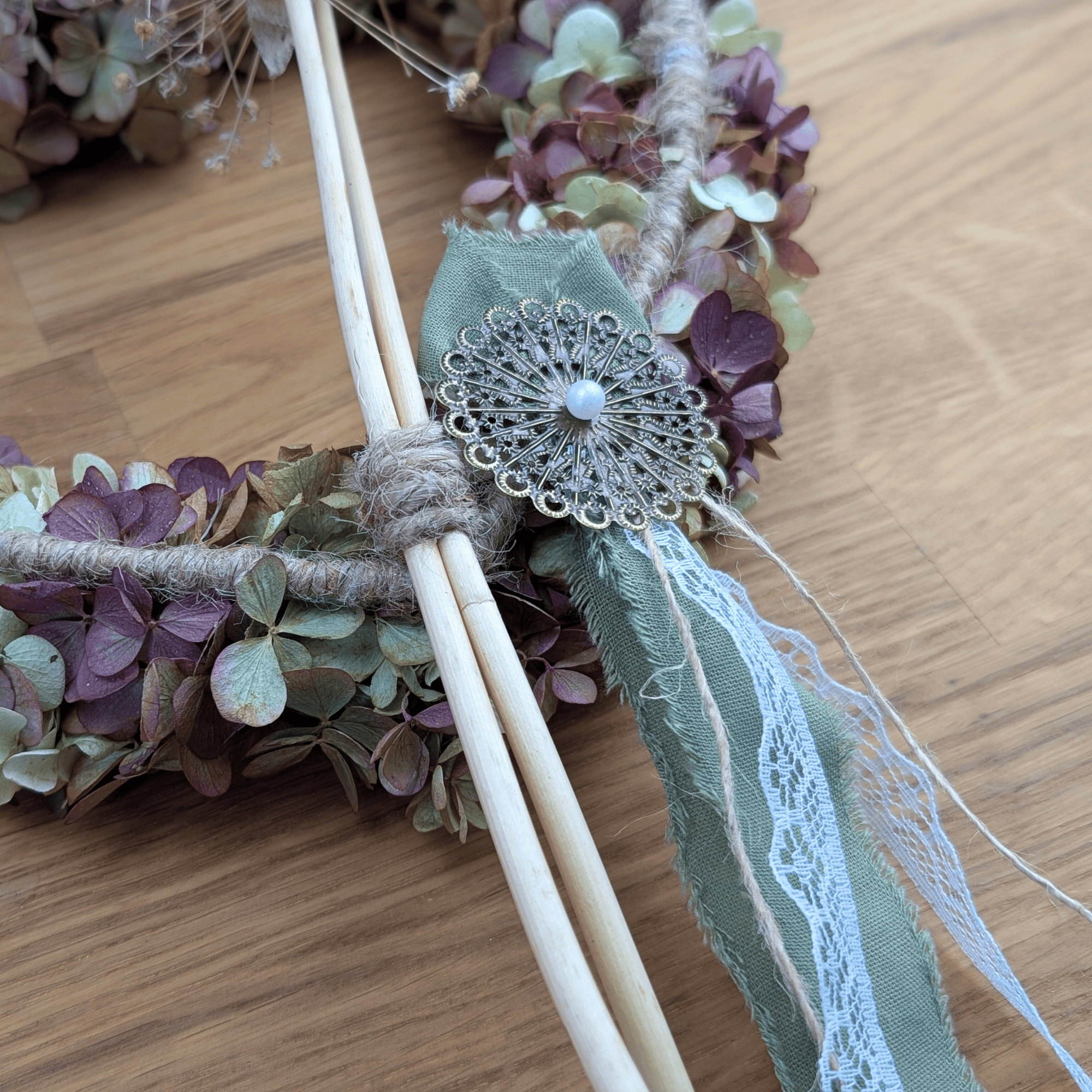 Deko-Herz mit Hortensie, Spitze & Allium – 35 cm – Bild 5