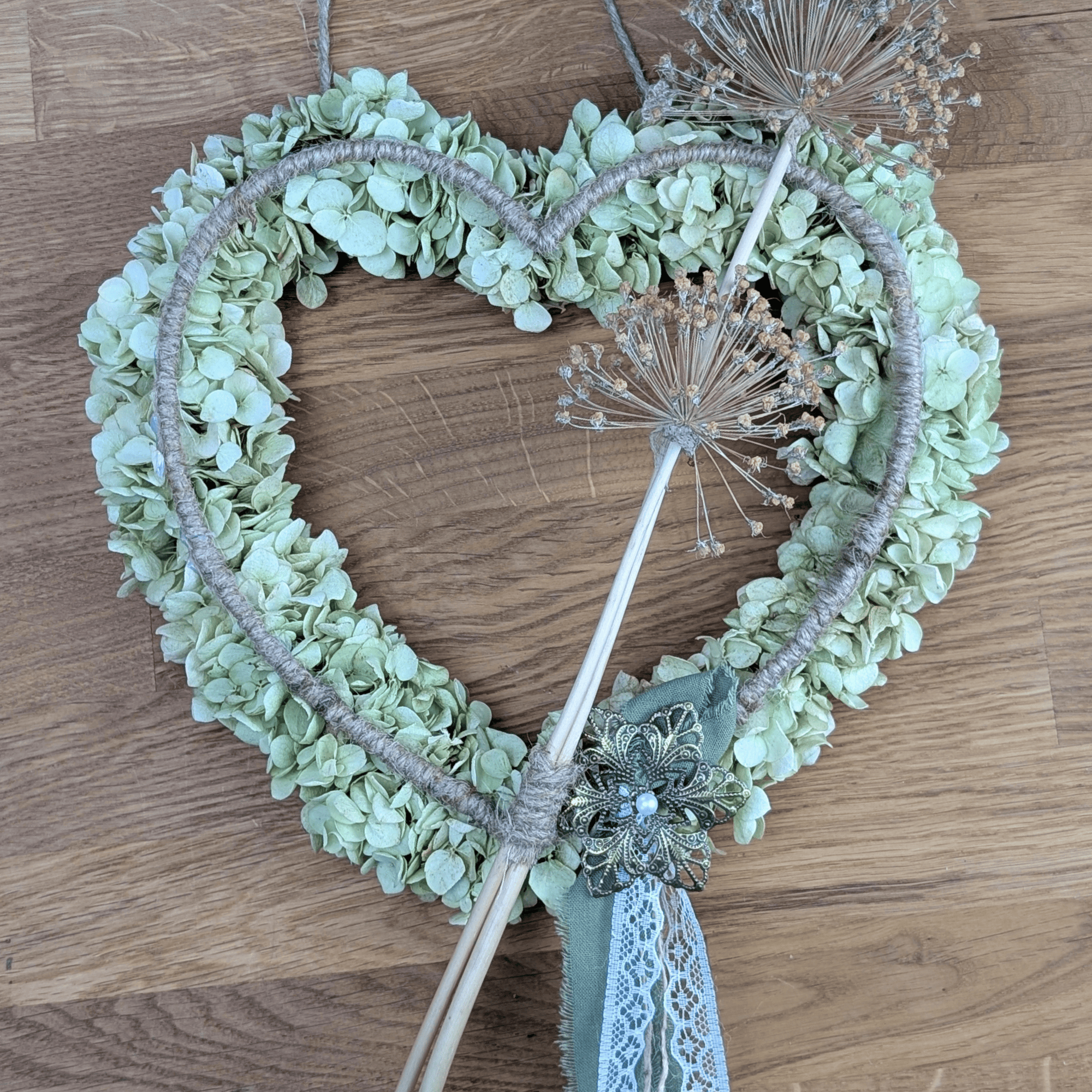 Deko-Herz mit Hortensie, Jute & Allium – 35 cm