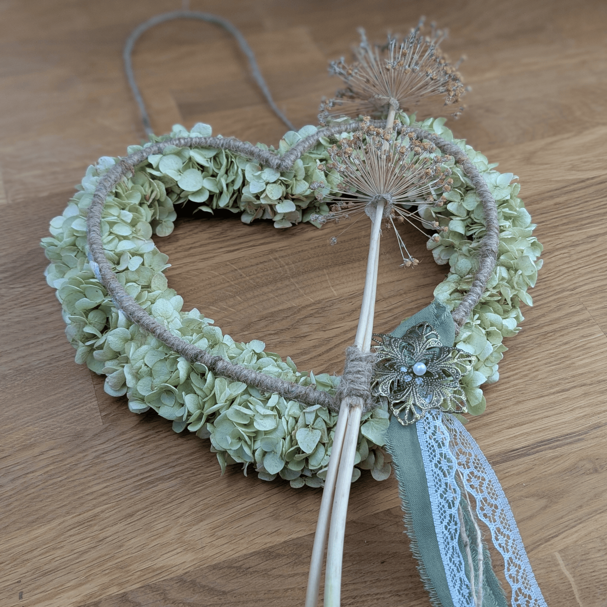 Deko-Herz mit Hortensie, Jute & Allium – 35 cm – Bild 5