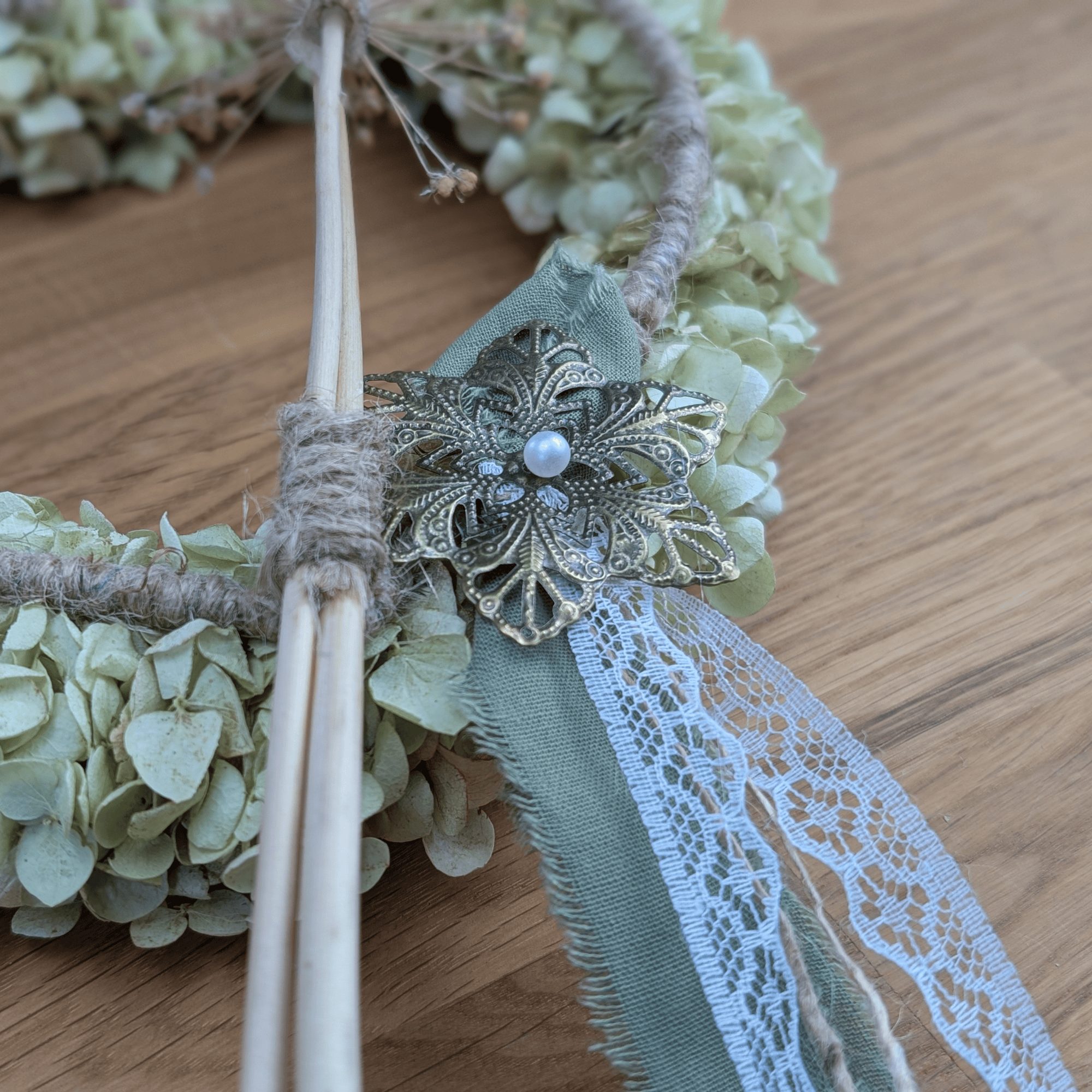 Deko-Herz mit Hortensie, Jute & Allium – 35 cm – Bild 4