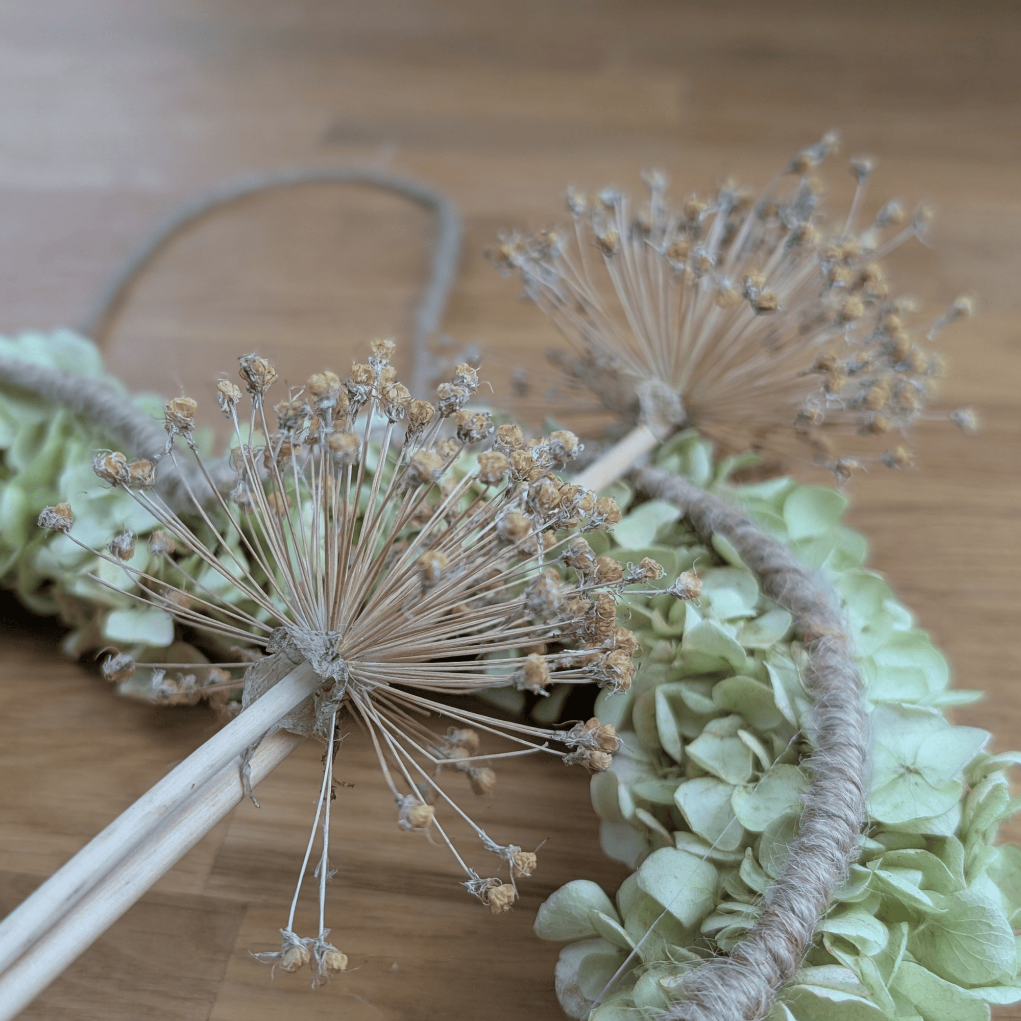 Deko-Herz mit Hortensie, Jute & Allium – 35 cm – Bild 6