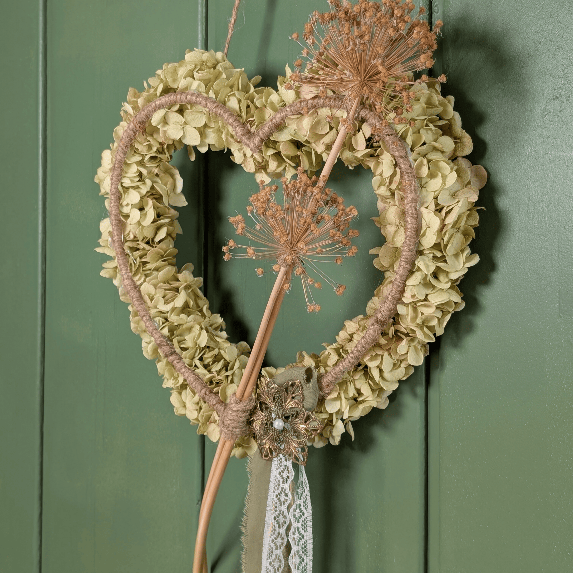 Deko-Herz mit Hortensie, Jute & Allium – 35 cm – Bild 2