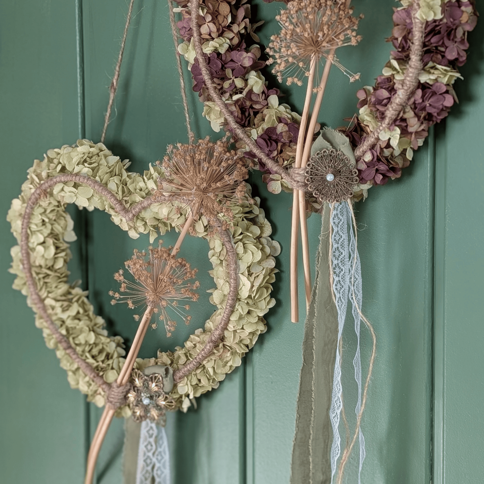 Deko-Herz mit Hortensie, Spitze & Allium – 35 cm – Bild 3