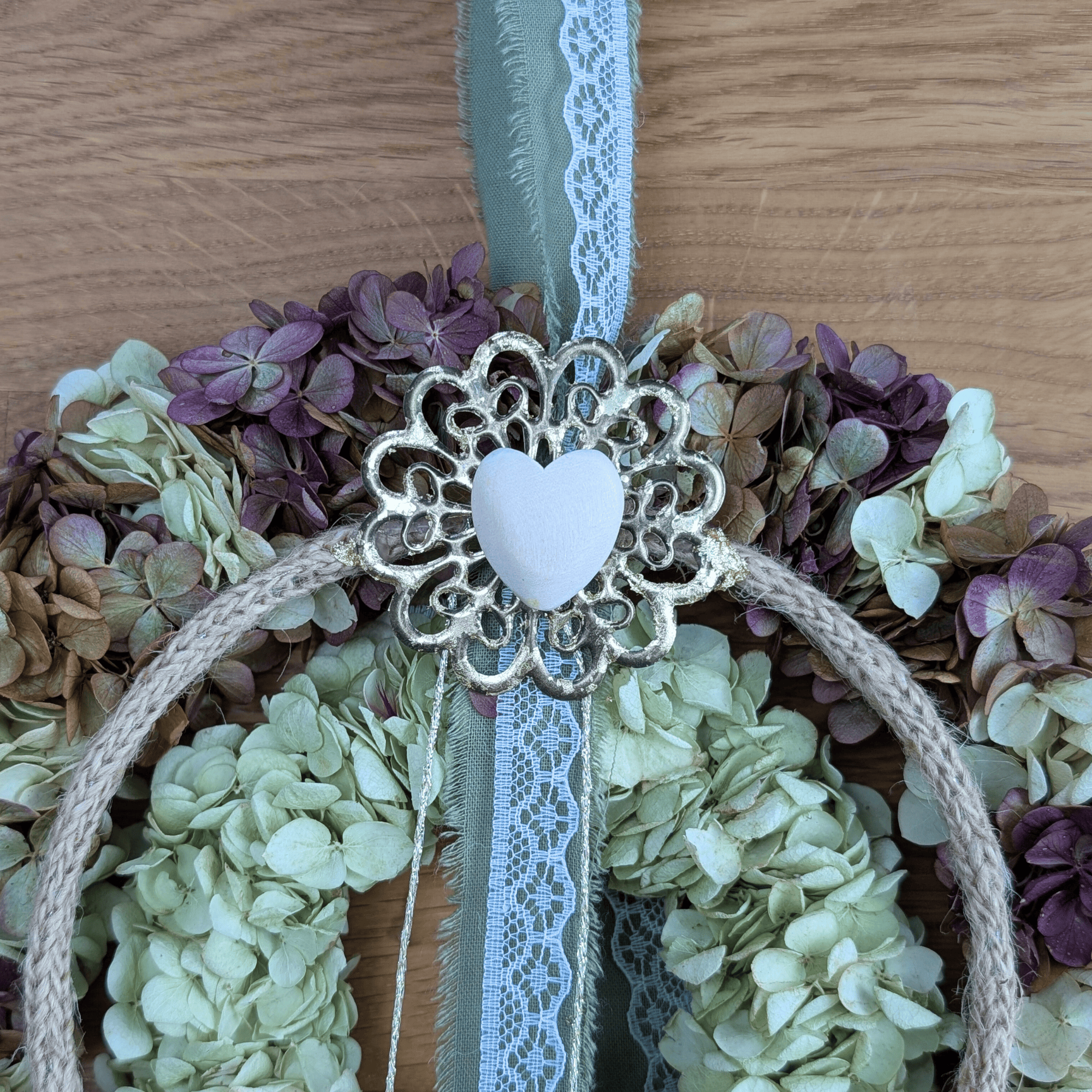 Doppelkranz aus Trockenblumen mit Jute, Gold & Rispenhortensie (26 cm) – Bild 4