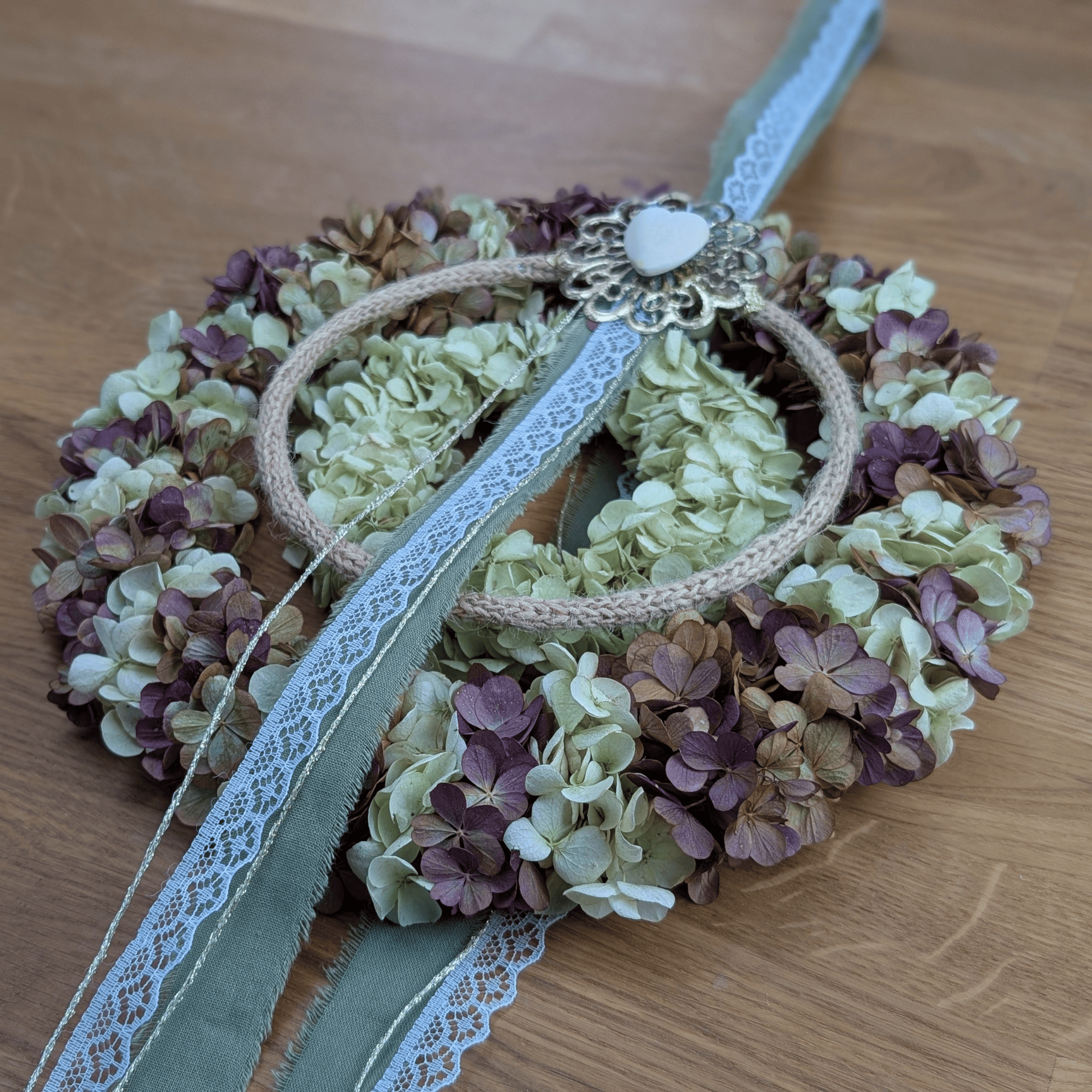 Doppelkranz aus Trockenblumen mit Jute, Gold & Rispenhortensie (26 cm) – Bild 5