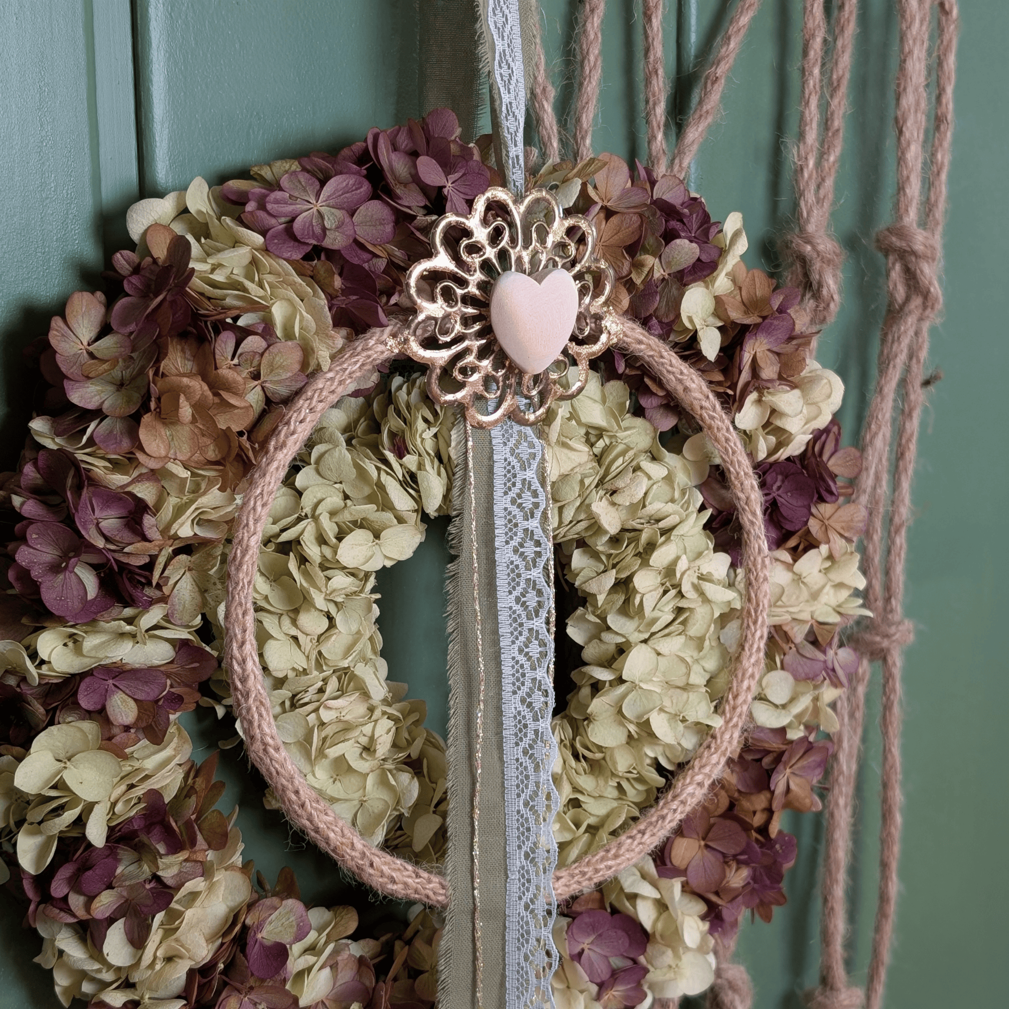 Doppelkranz aus Trockenblumen mit Jute, Gold & Rispenhortensie (26 cm) – Bild 2