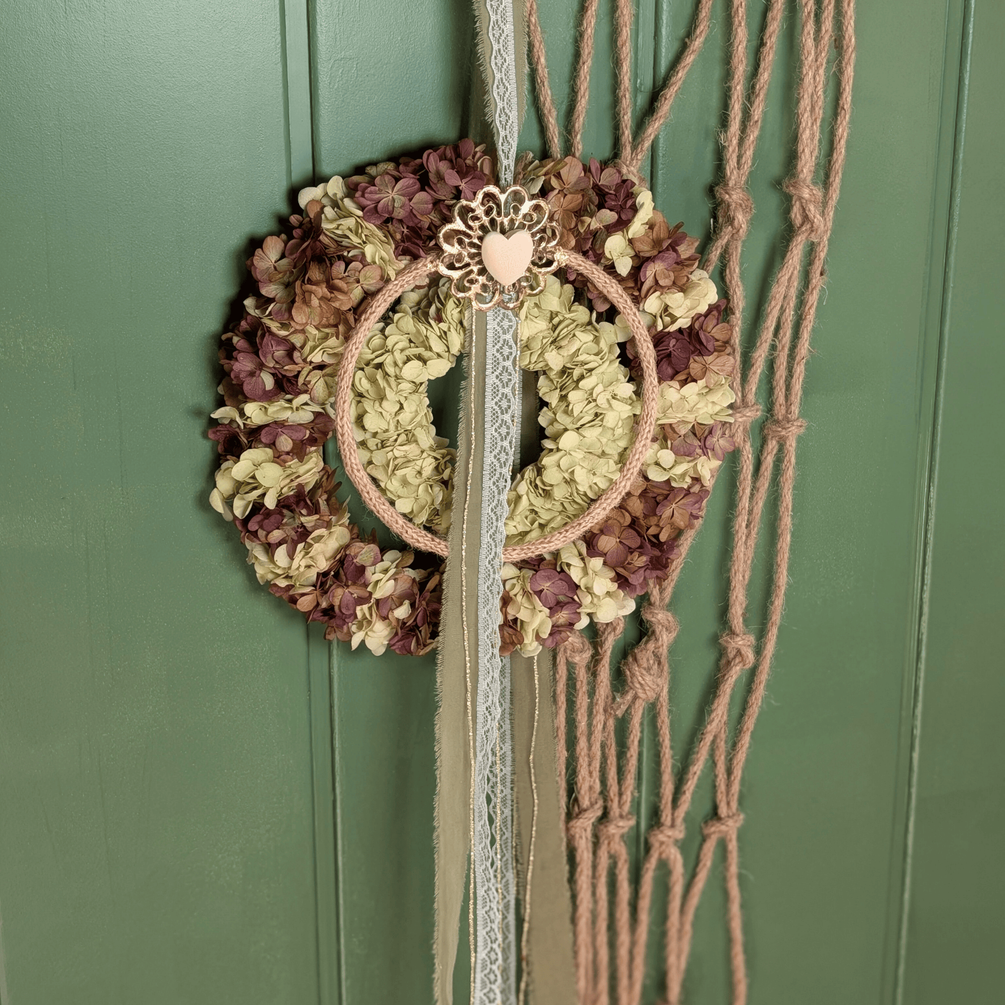 Doppelkranz aus Trockenblumen mit Jute, Gold & Rispenhortensie (26 cm) – Bild 3