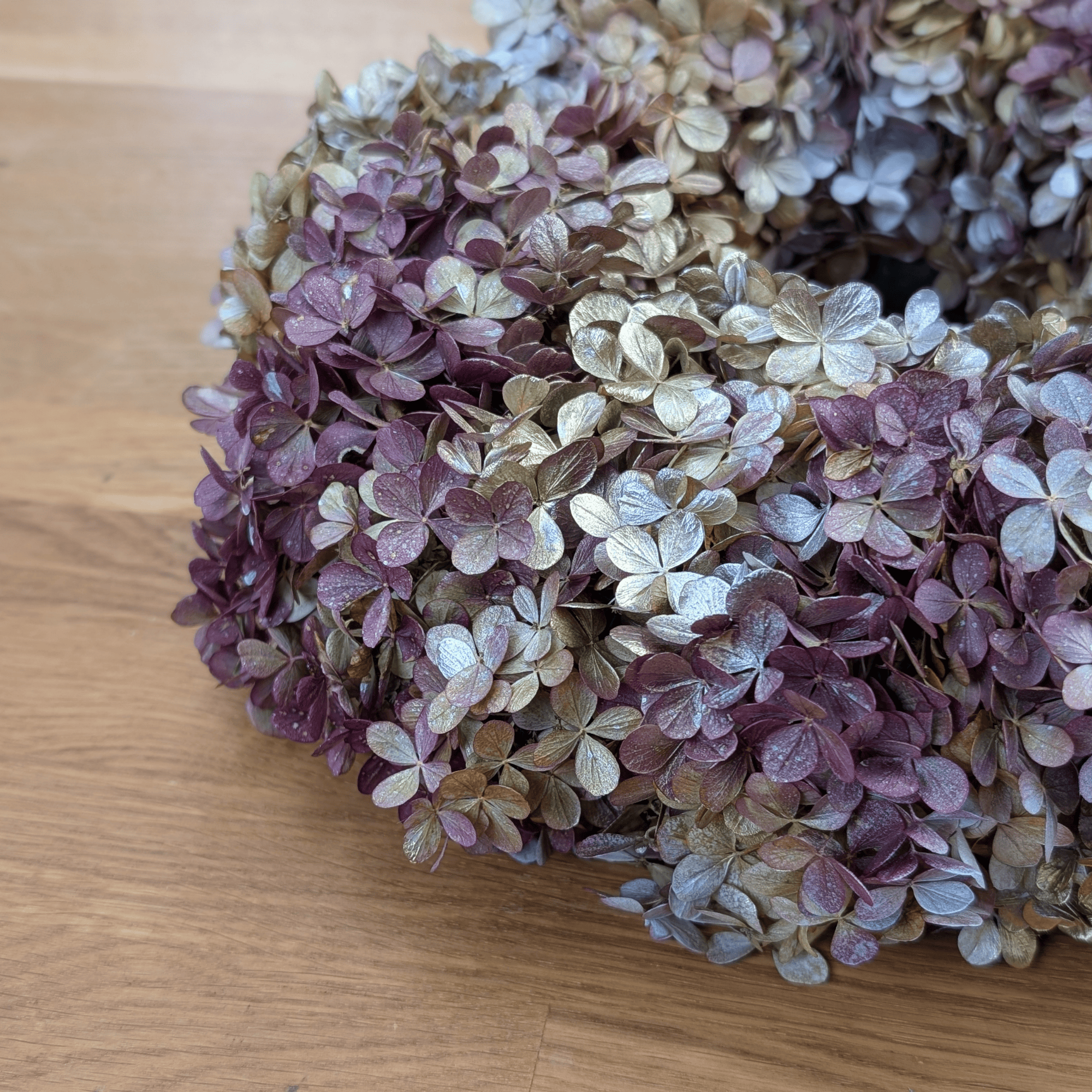 Trockenblumenkranz mit Rispenhortensie in Silber-Gold (30 cm) – Bild 4