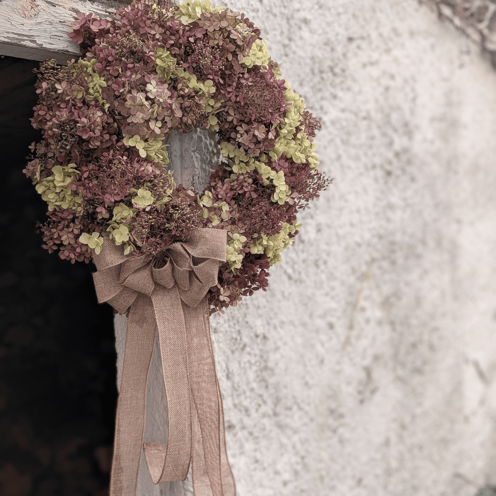 Trockenblumenkranz mit Rispenhortensie & Juteschleife (42 cm) – Bild 2