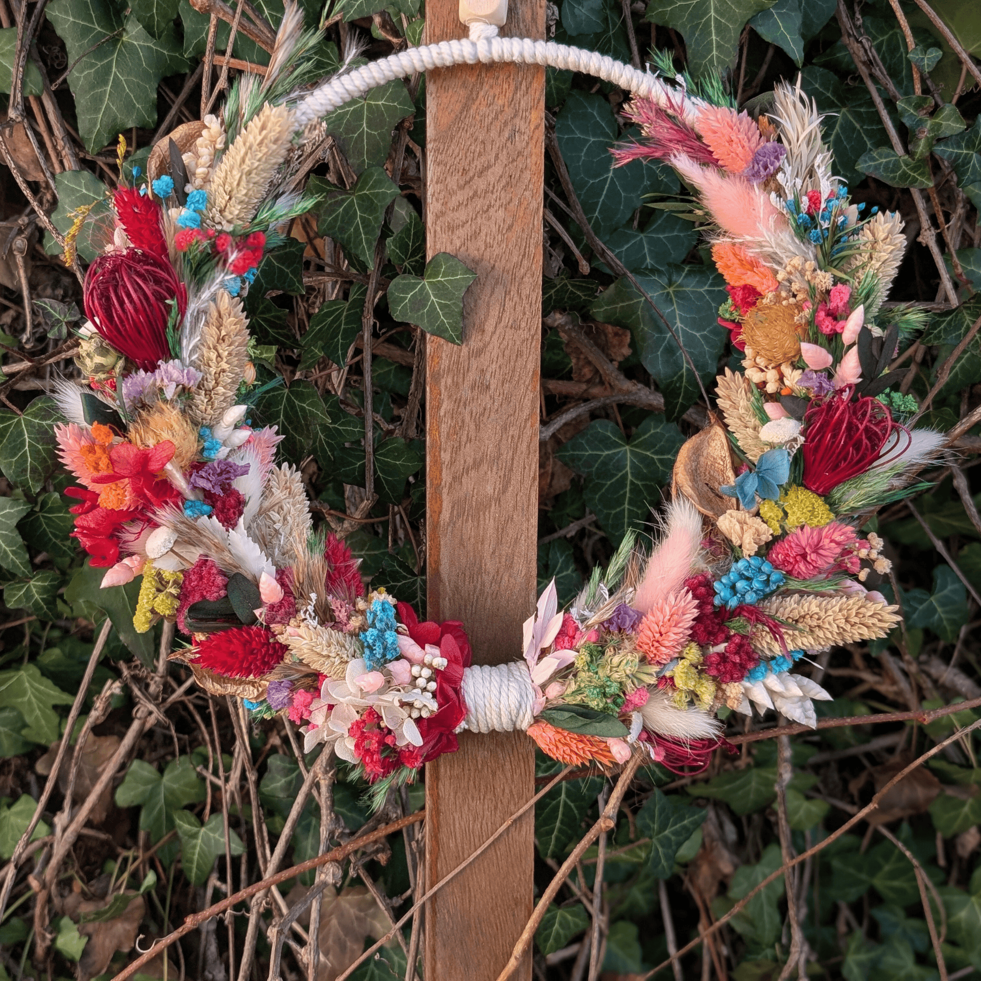 Trockenblumenkranz mit Makrameekordel, Holzperle & Pampasgras (25 cm) – Bild 2