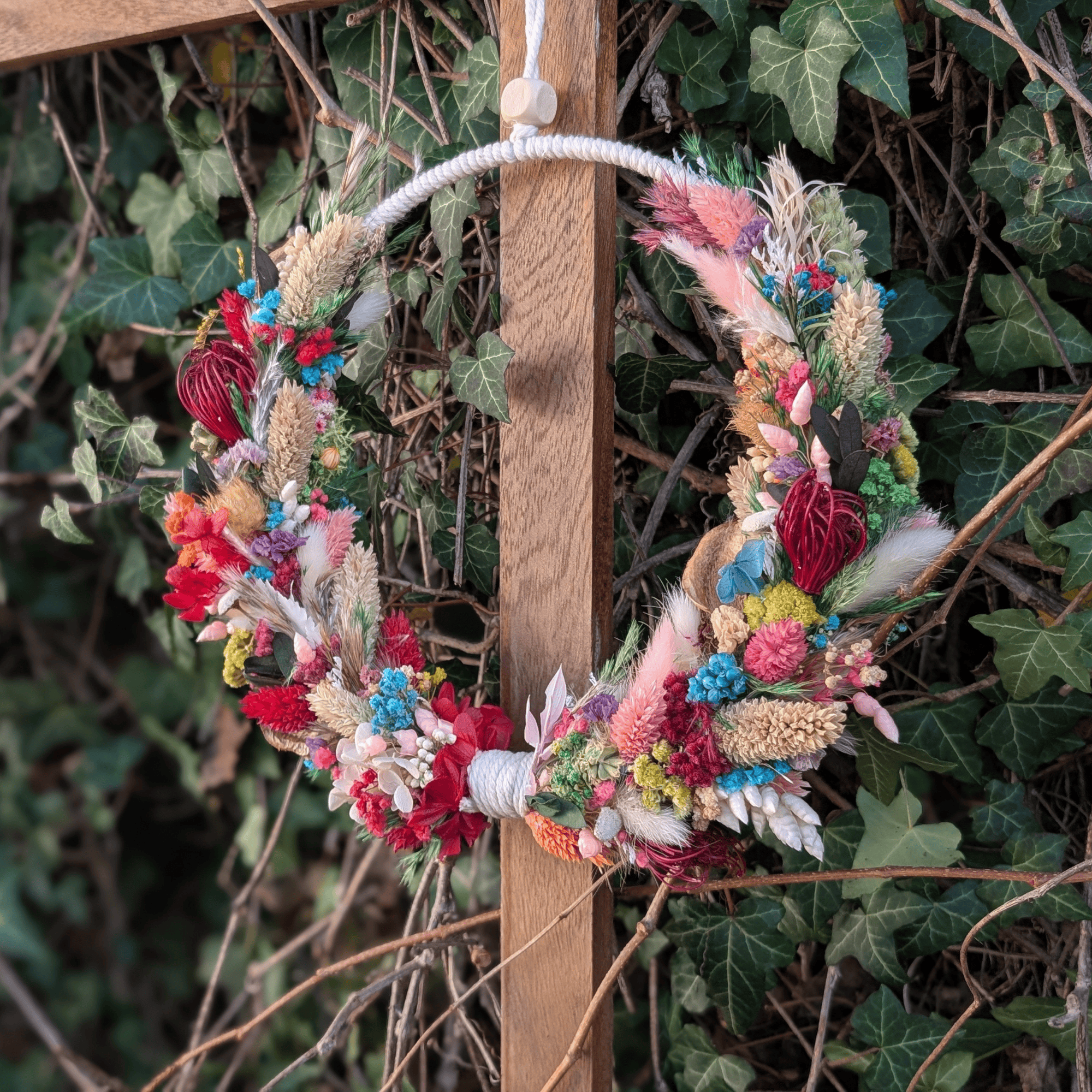 Trockenblumenkranz mit Makrameekordel, Holzperle & Pampasgras (25 cm) – Bild 3