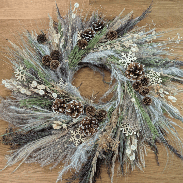 Winterlicher Trockenblumenkranz mit Gräsern, Zapfen & Schneeflocken (57 cm)
