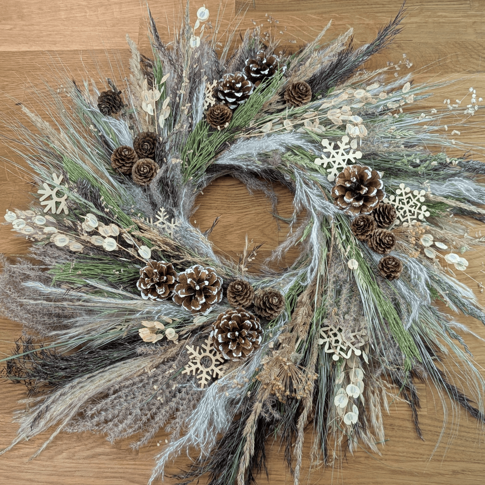 Winterlicher Trockenblumenkranz mit Gräsern, Zapfen & Schneeflocken (57 cm)