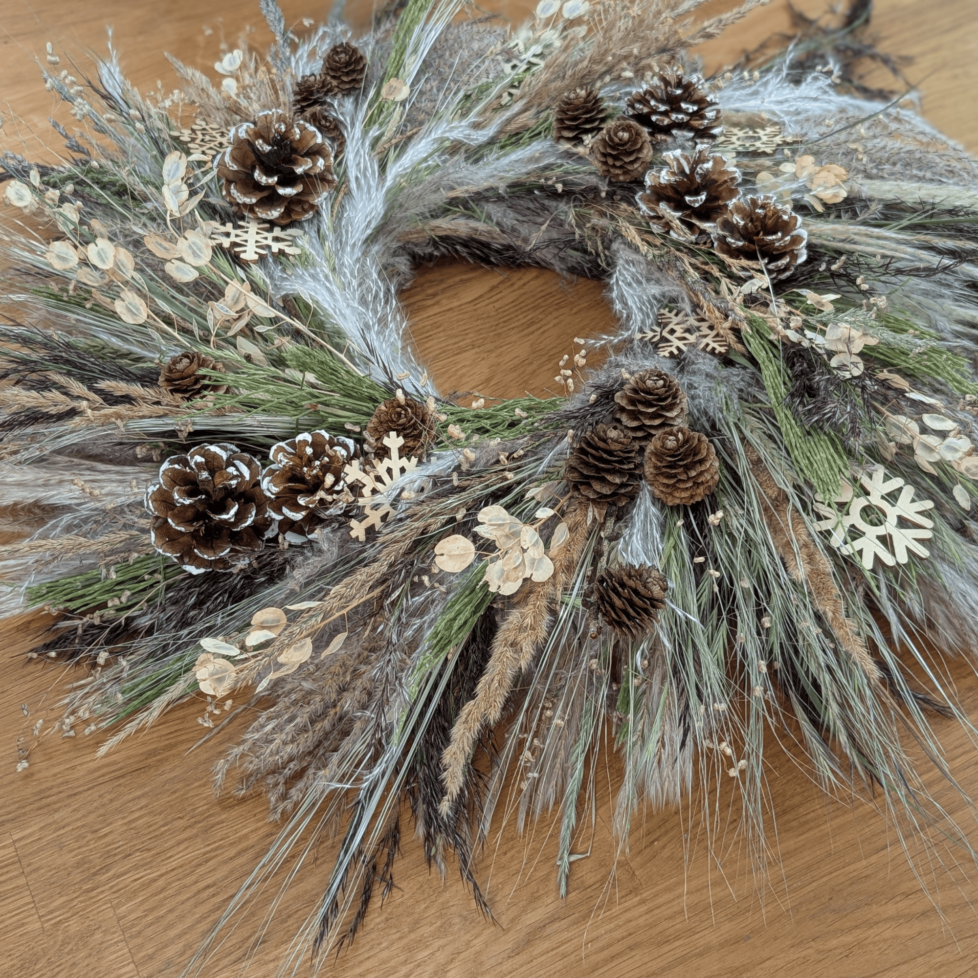 Winterlicher Trockenblumenkranz mit Gräsern, Zapfen & Schneeflocken (57 cm) – Bild 6