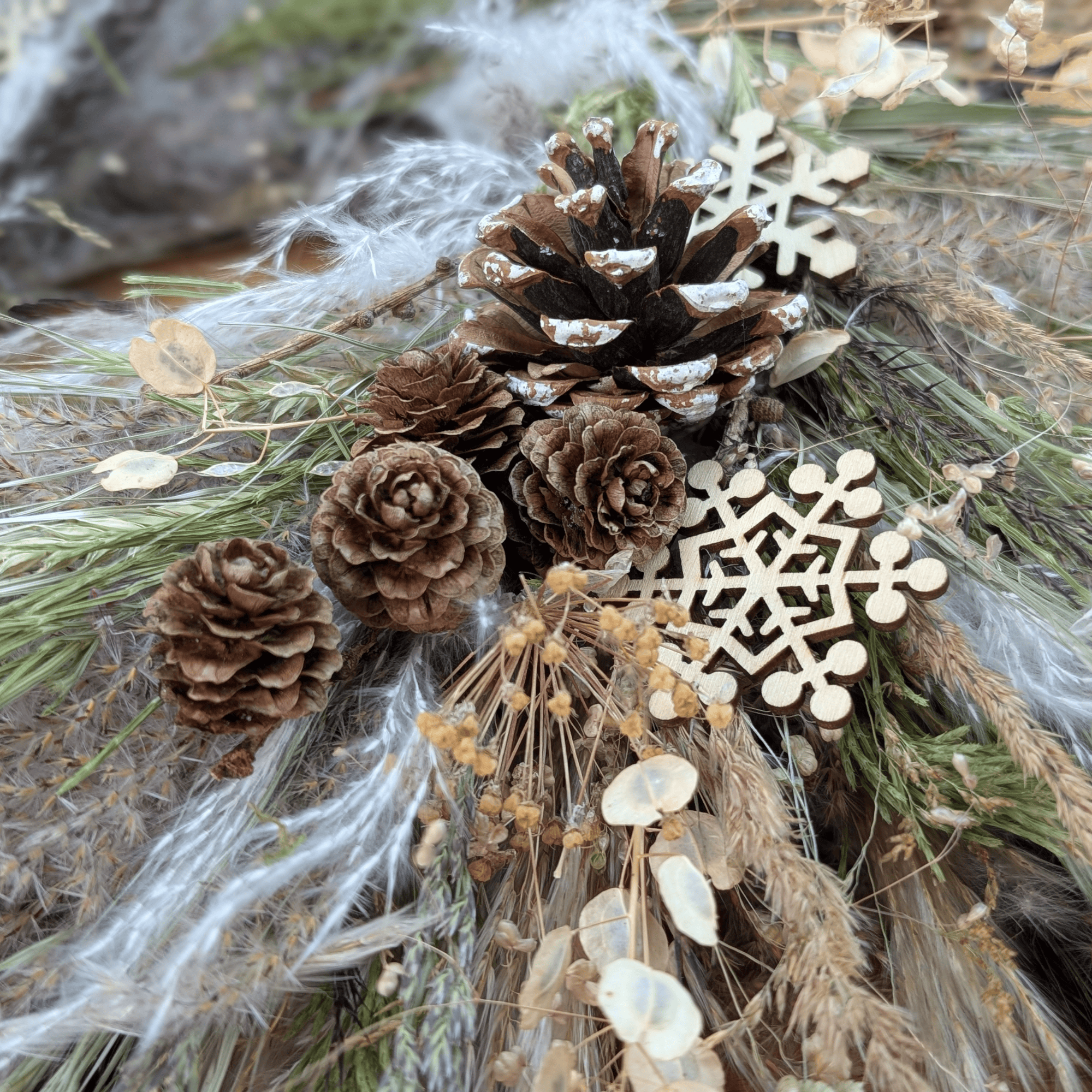 Winterlicher Trockenblumenkranz mit Gräsern, Zapfen & Schneeflocken (57 cm) – Bild 5