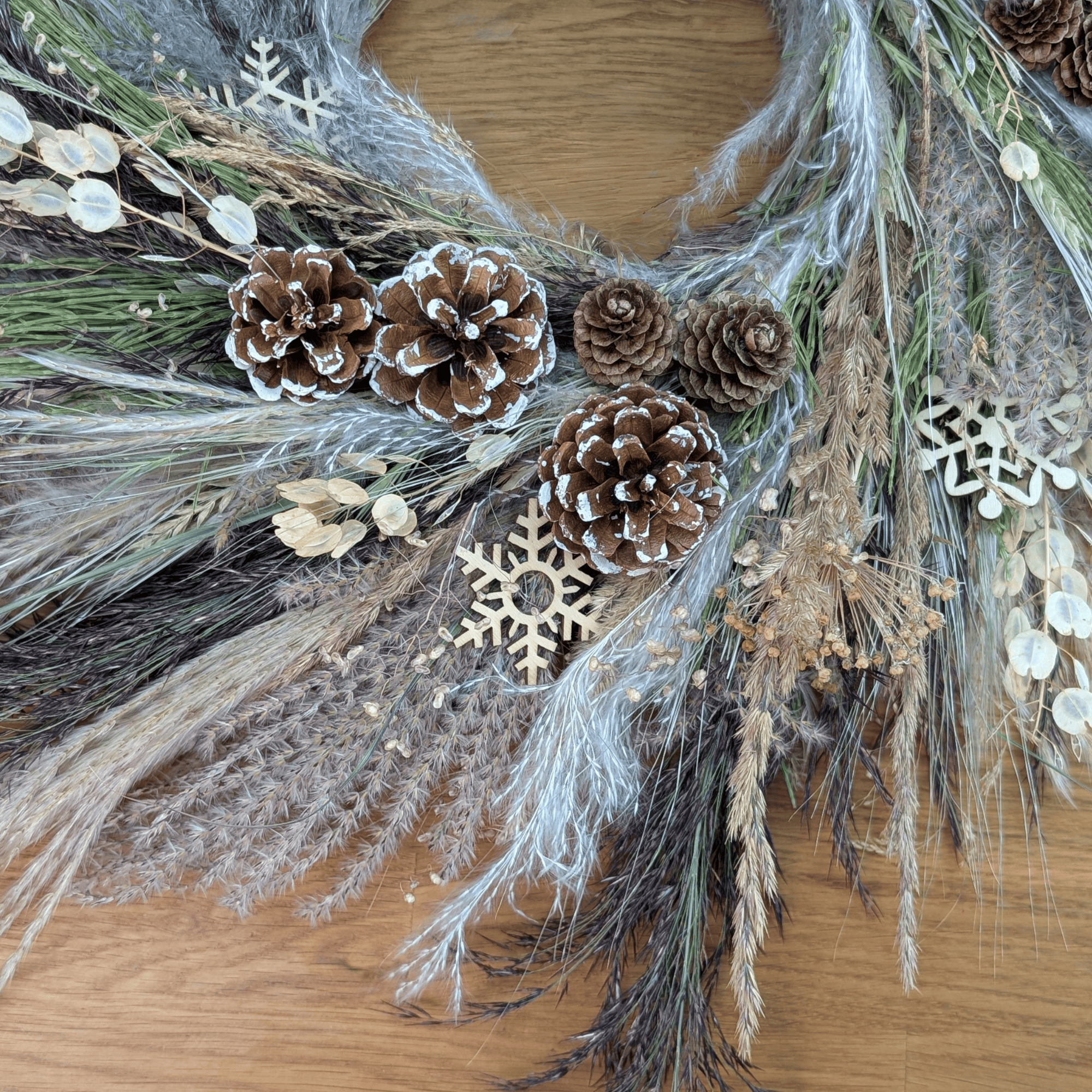 Winterlicher Trockenblumenkranz mit Gräsern, Zapfen & Schneeflocken (57 cm) – Bild 7