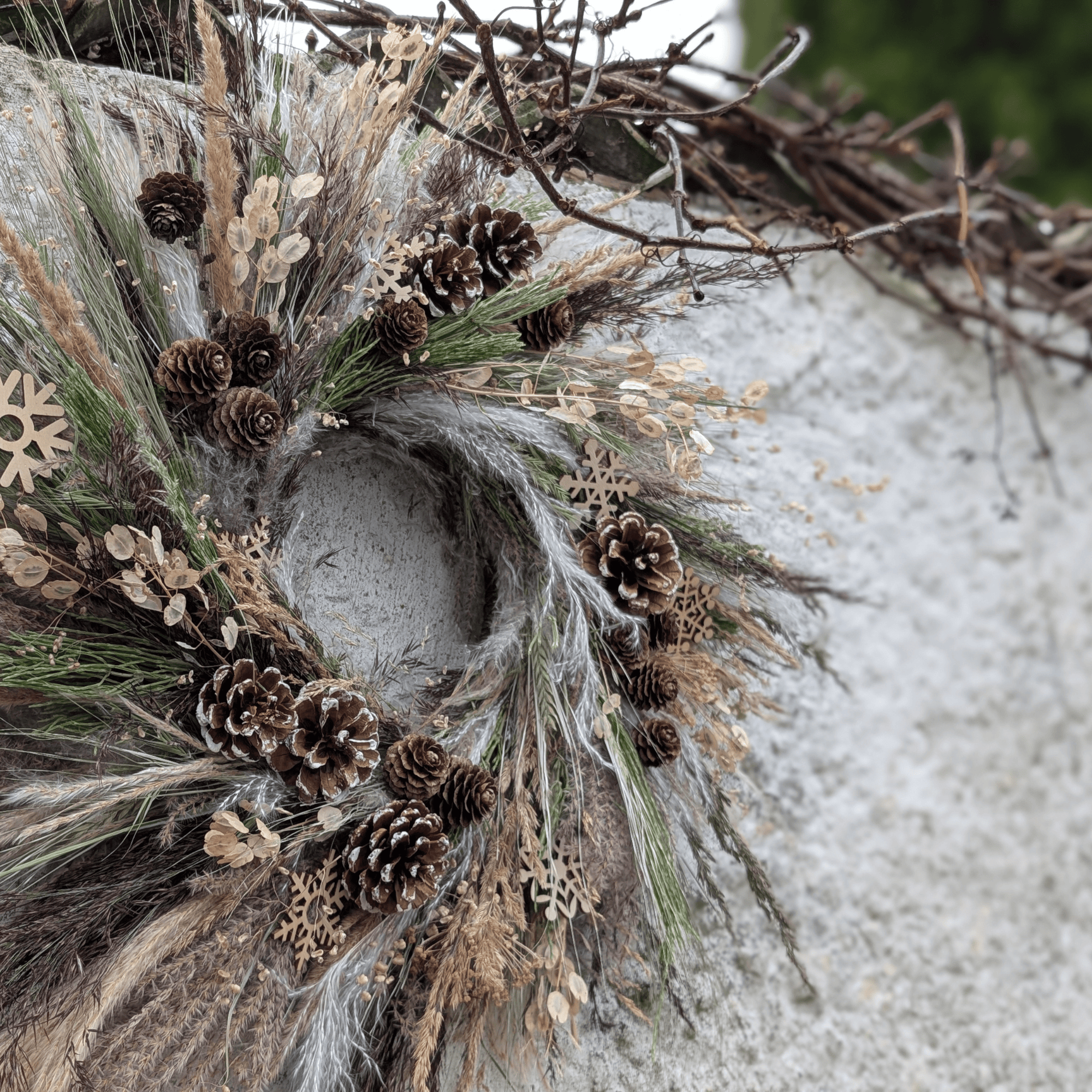 Winterlicher Trockenblumenkranz mit Gräsern, Zapfen & Schneeflocken (57 cm) – Bild 3
