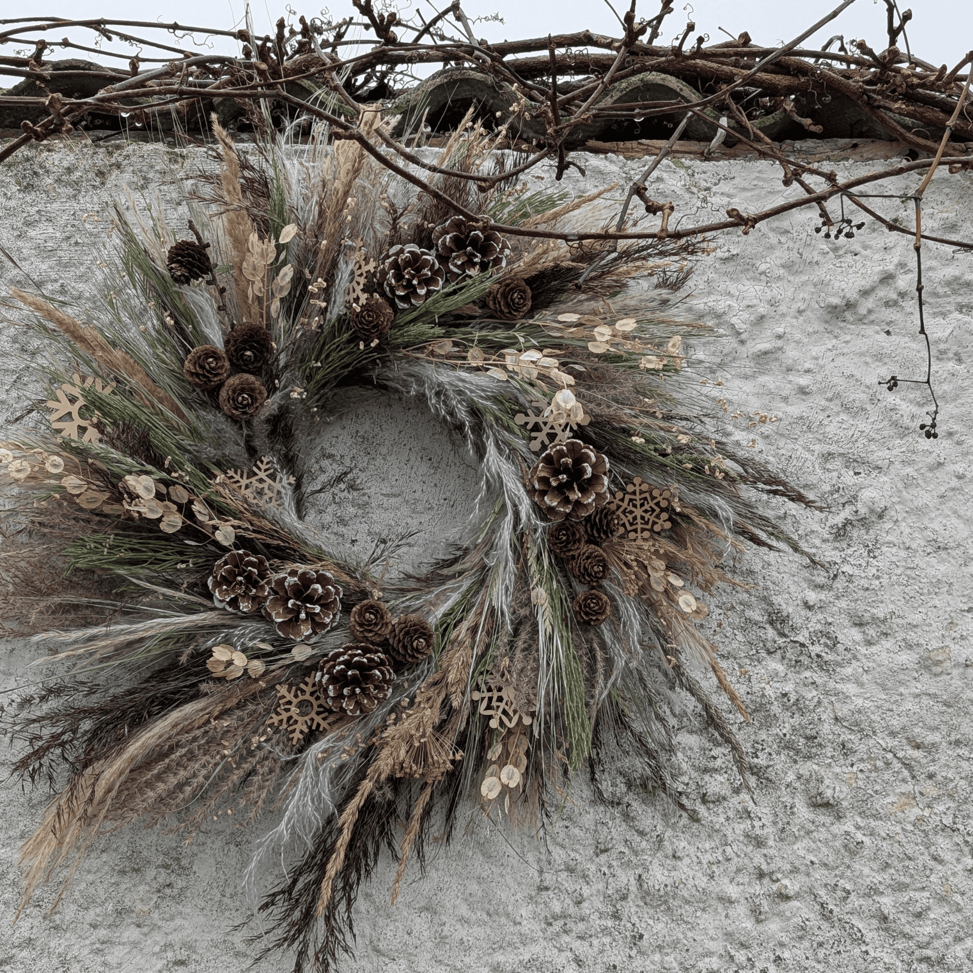 Winterlicher Trockenblumenkranz mit Gräsern, Zapfen & Schneeflocken (57 cm) – Bild 2