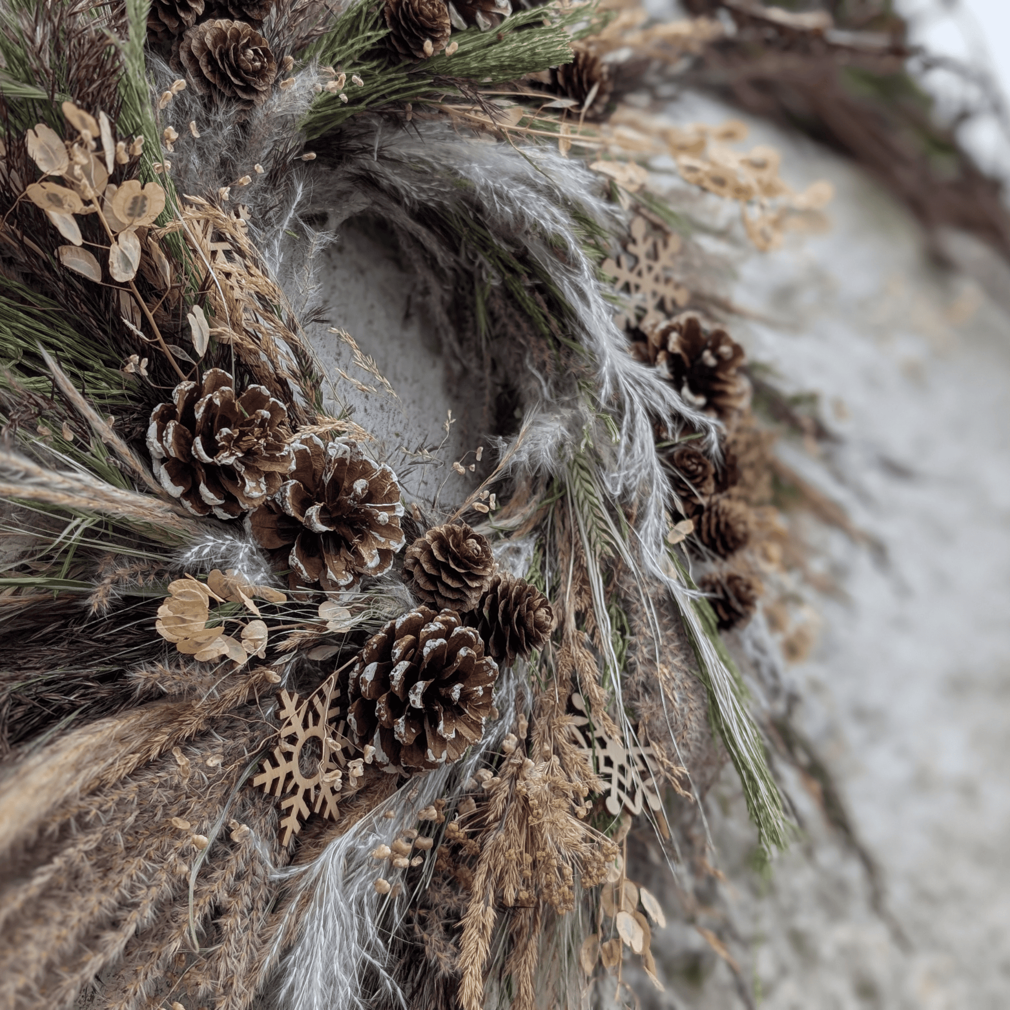 Winterlicher Trockenblumenkranz mit Gräsern, Zapfen & Schneeflocken (57 cm) – Bild 4