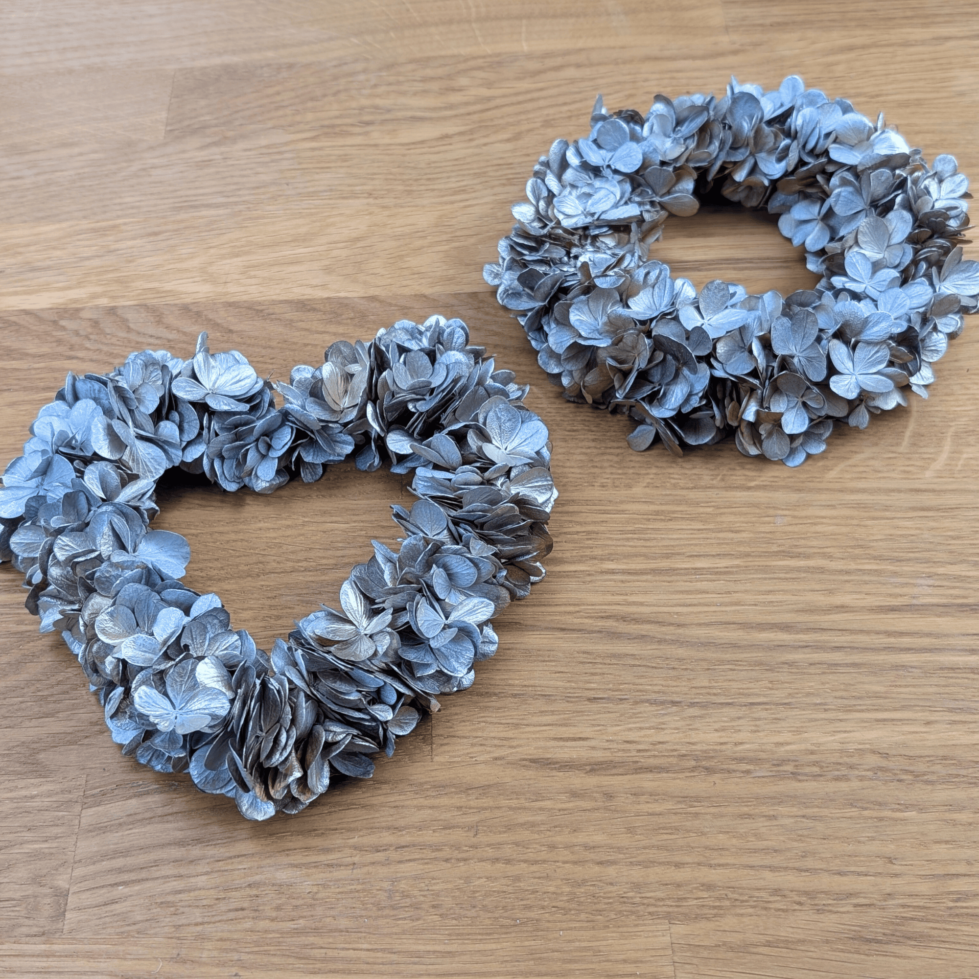 Trockenblumen-Kranz & Herz mit Rispenhortensie in Silber-Gold (2er-Set)