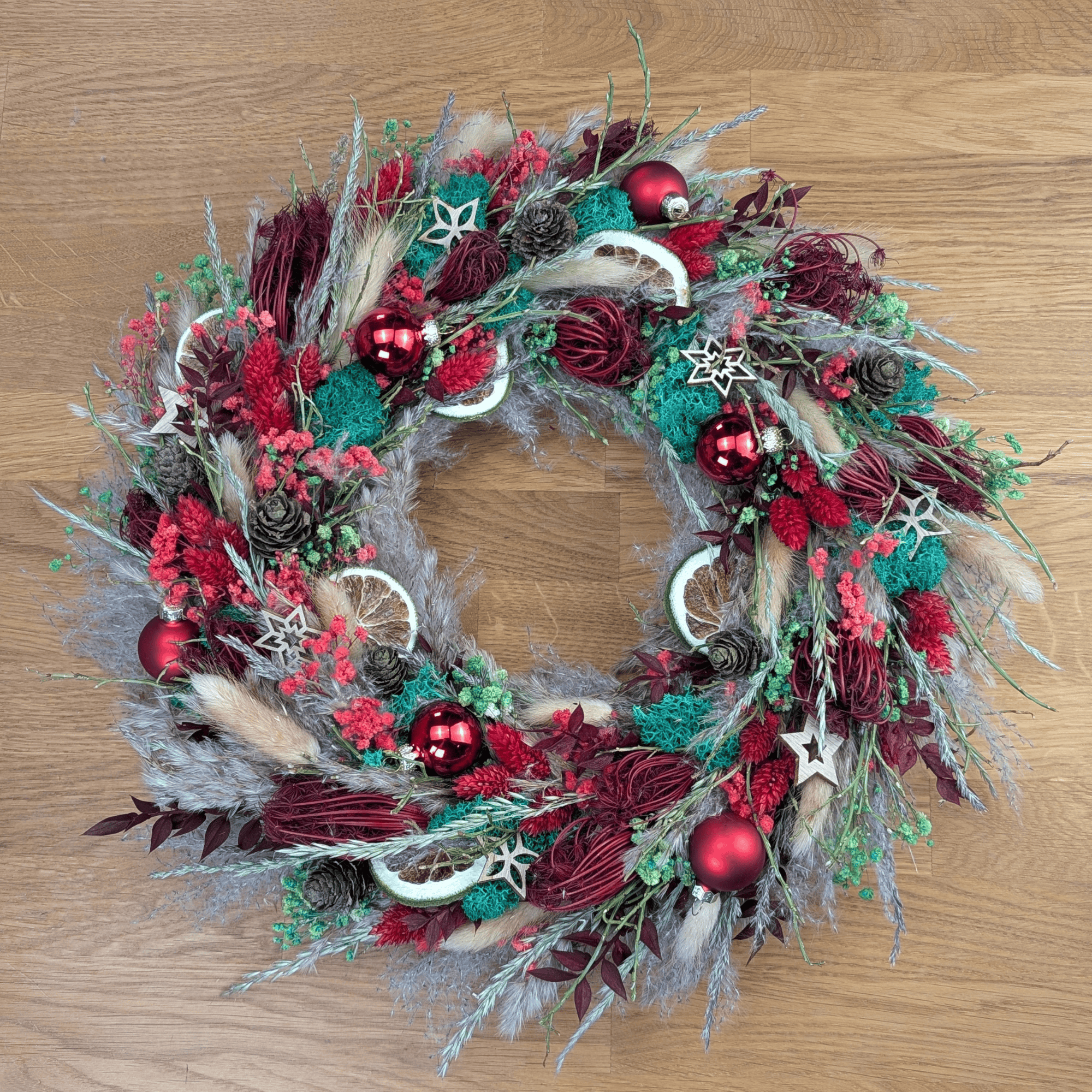 Winterlicher Trockenblumenkranz mit Limette & Naturakzenten