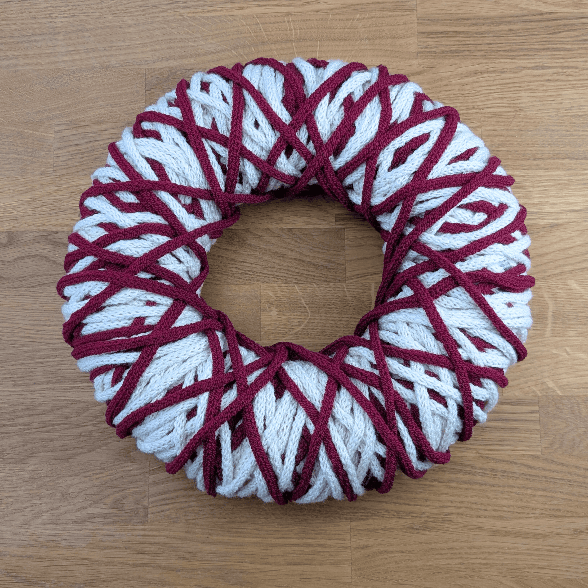 Weihnachtlicher Wollschnurkranz in Rot & Creme