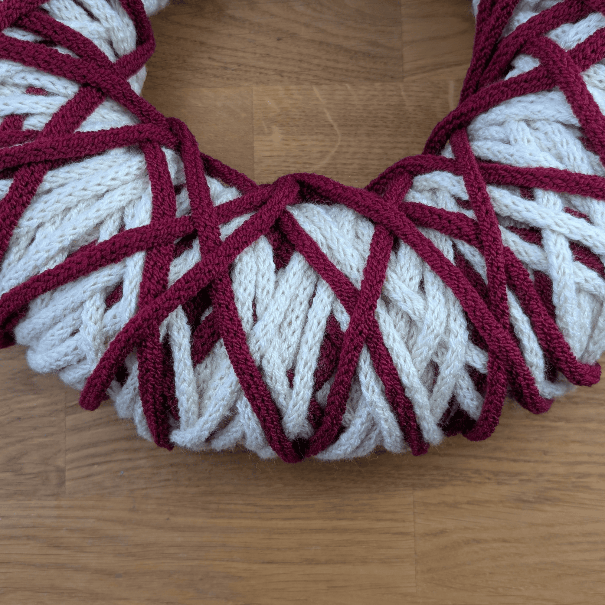 Weihnachtlicher Wollschnurkranz in Rot & Creme – Bild 6