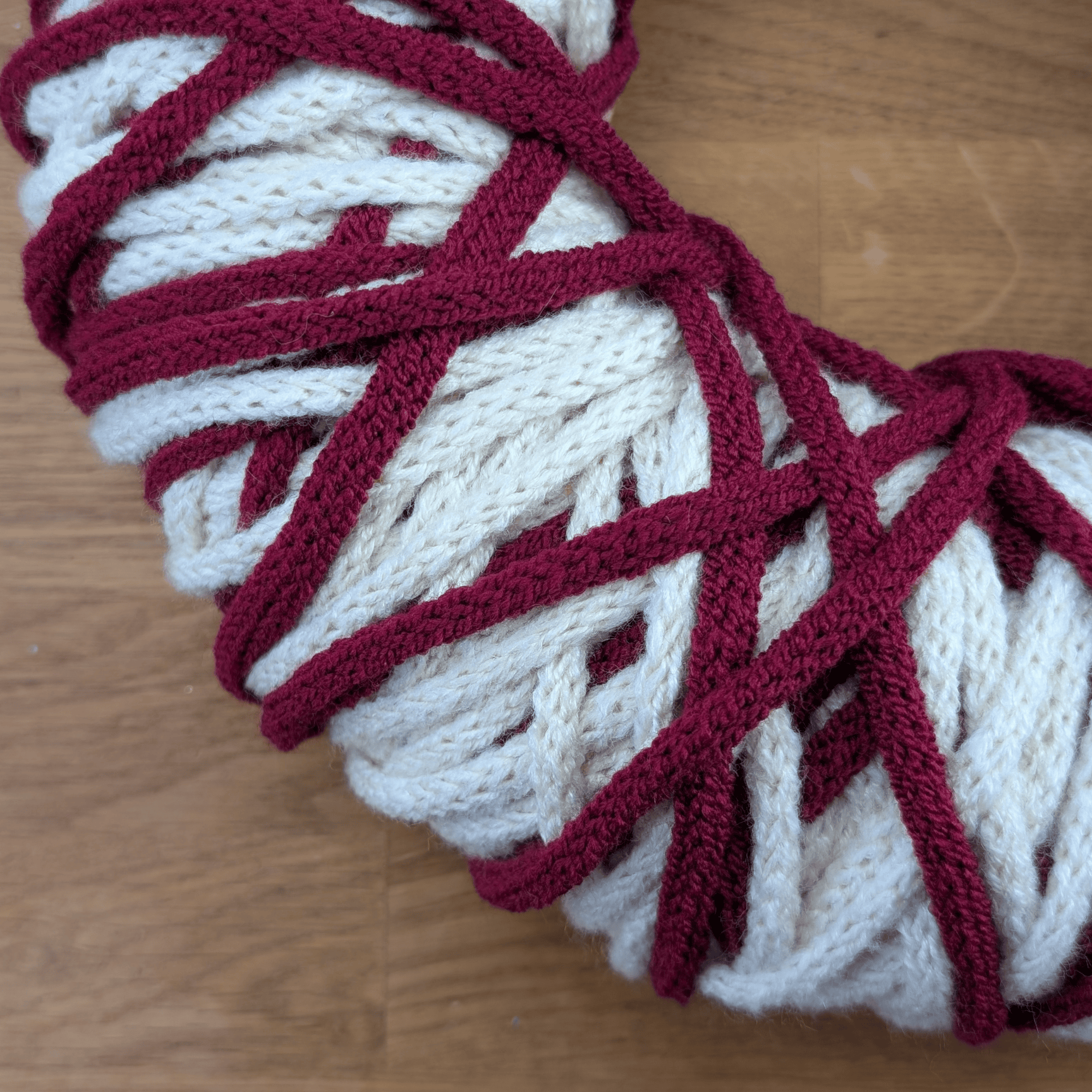 Weihnachtlicher Wollschnurkranz in Rot & Creme – Bild 5