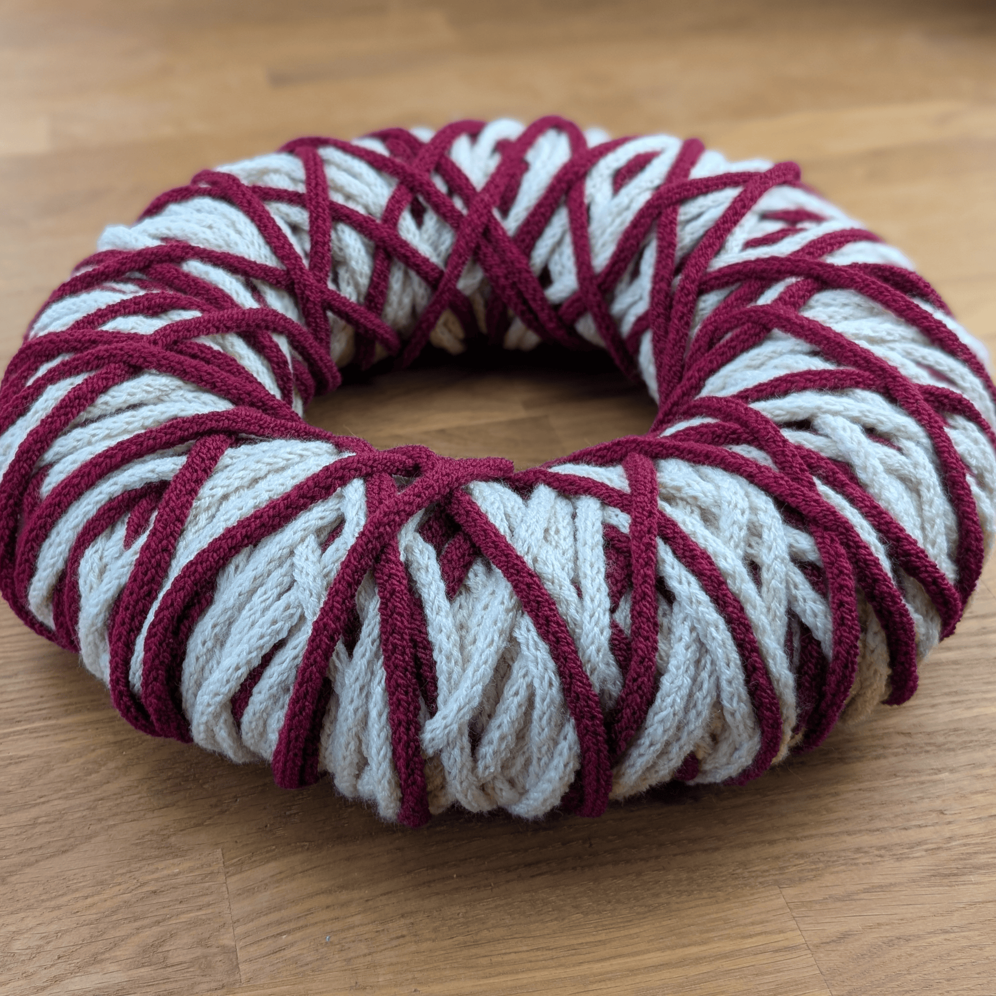 Weihnachtlicher Wollschnurkranz in Rot & Creme – Bild 4