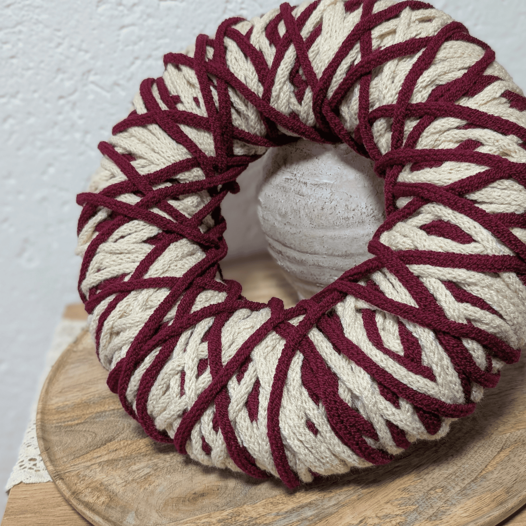 Weihnachtlicher Wollschnurkranz in Rot & Creme – Bild 2