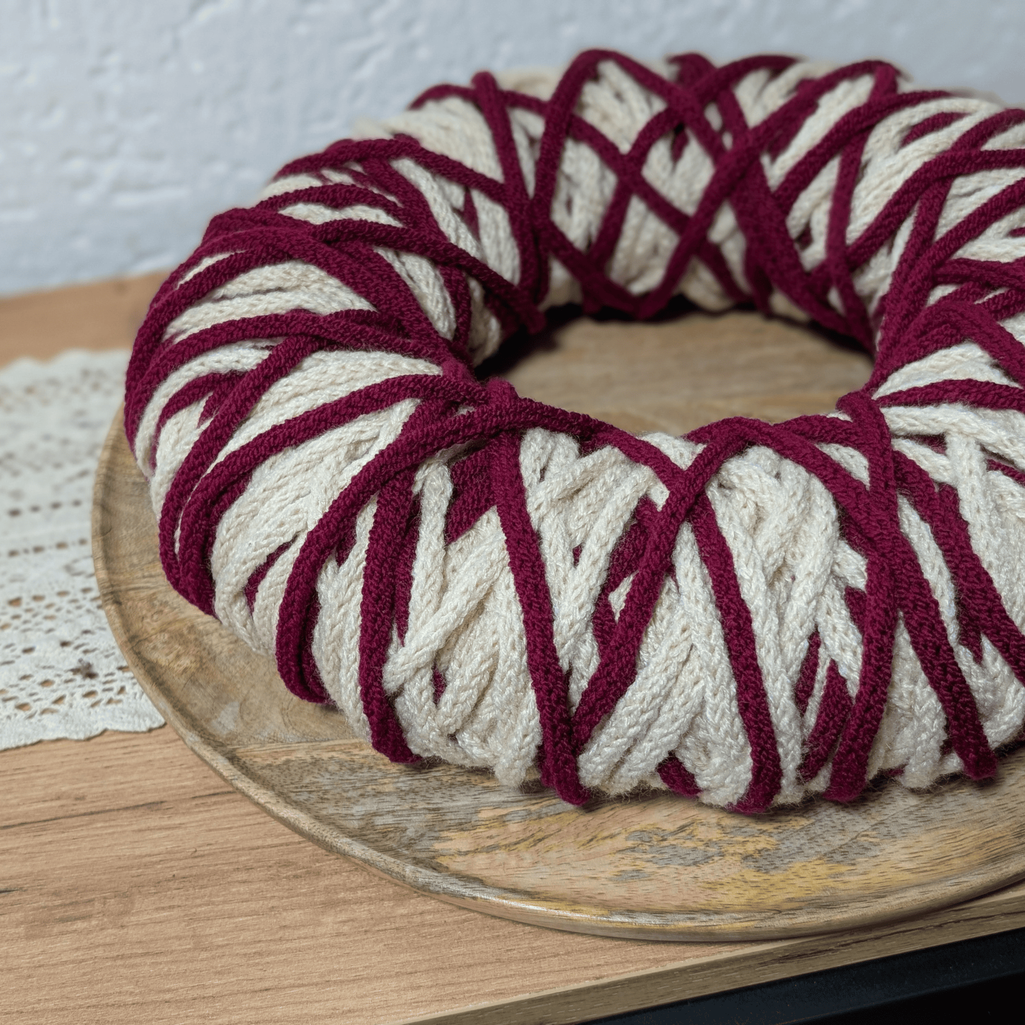 Weihnachtlicher Wollschnurkranz in Rot & Creme – Bild 3