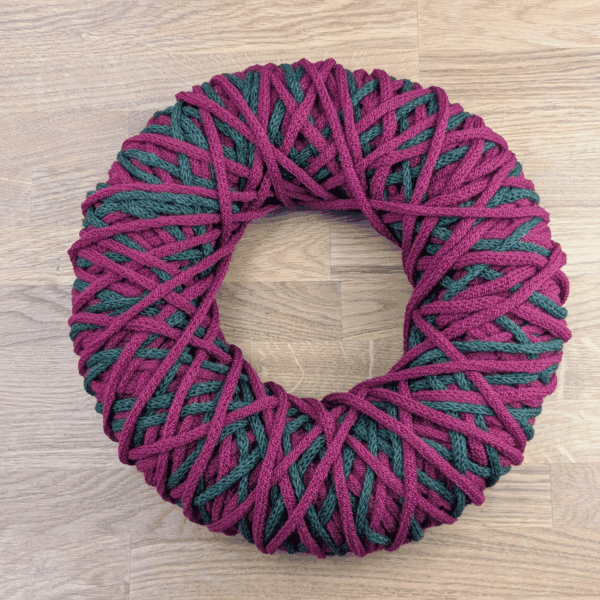 Weihnachtlicher Wollschnurkranz in Rot & Grün