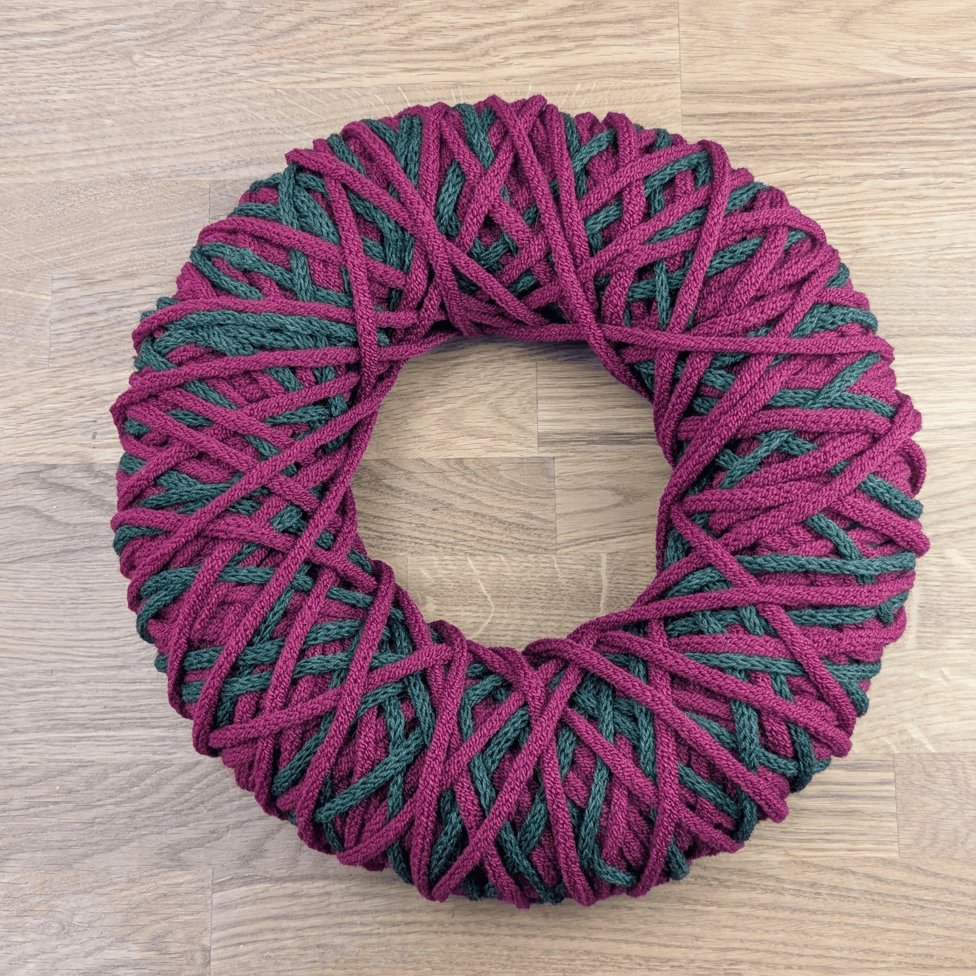 Weihnachtlicher Wollschnurkranz in Rot & Grün