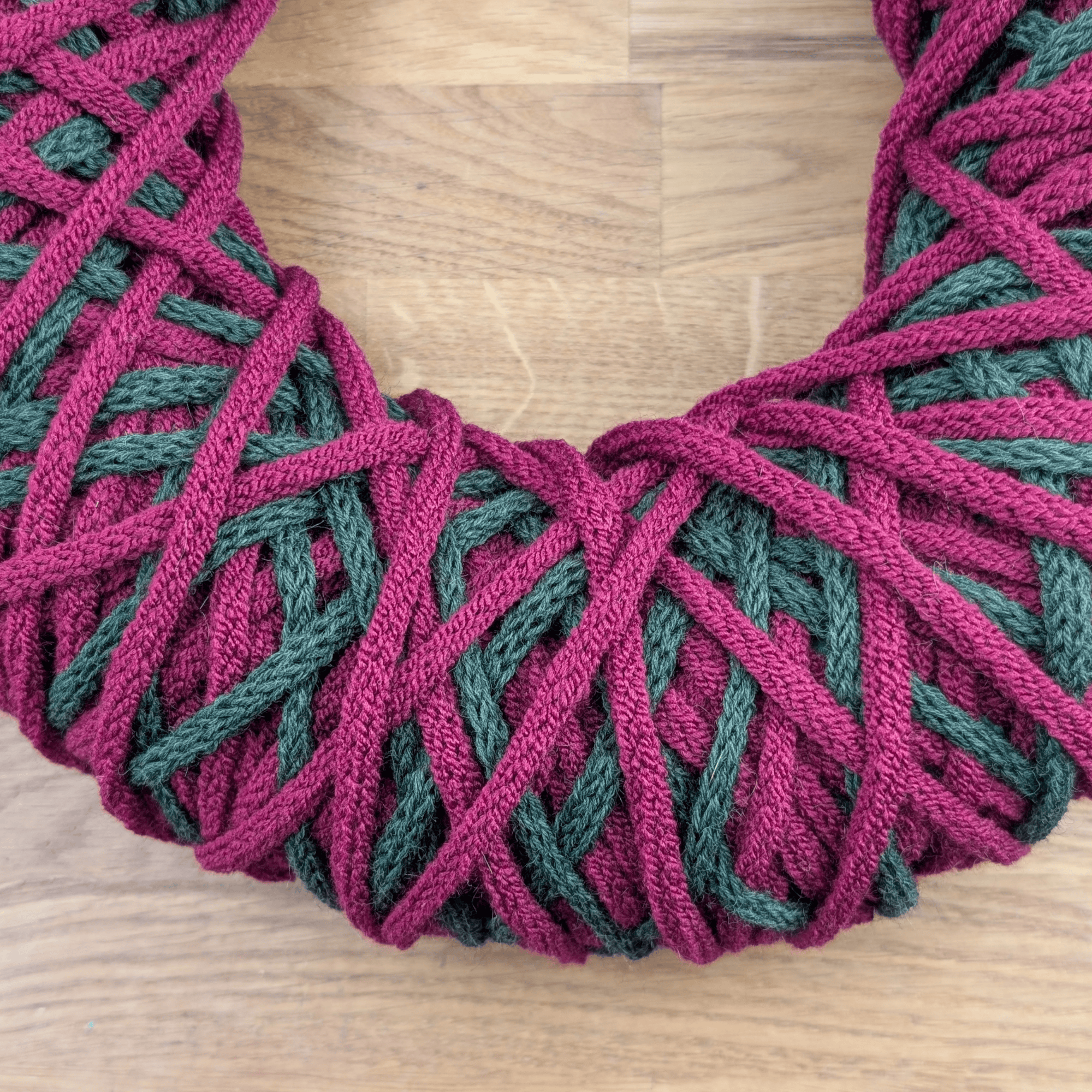 Weihnachtlicher Wollschnurkranz in Rot & Grün – Bild 5