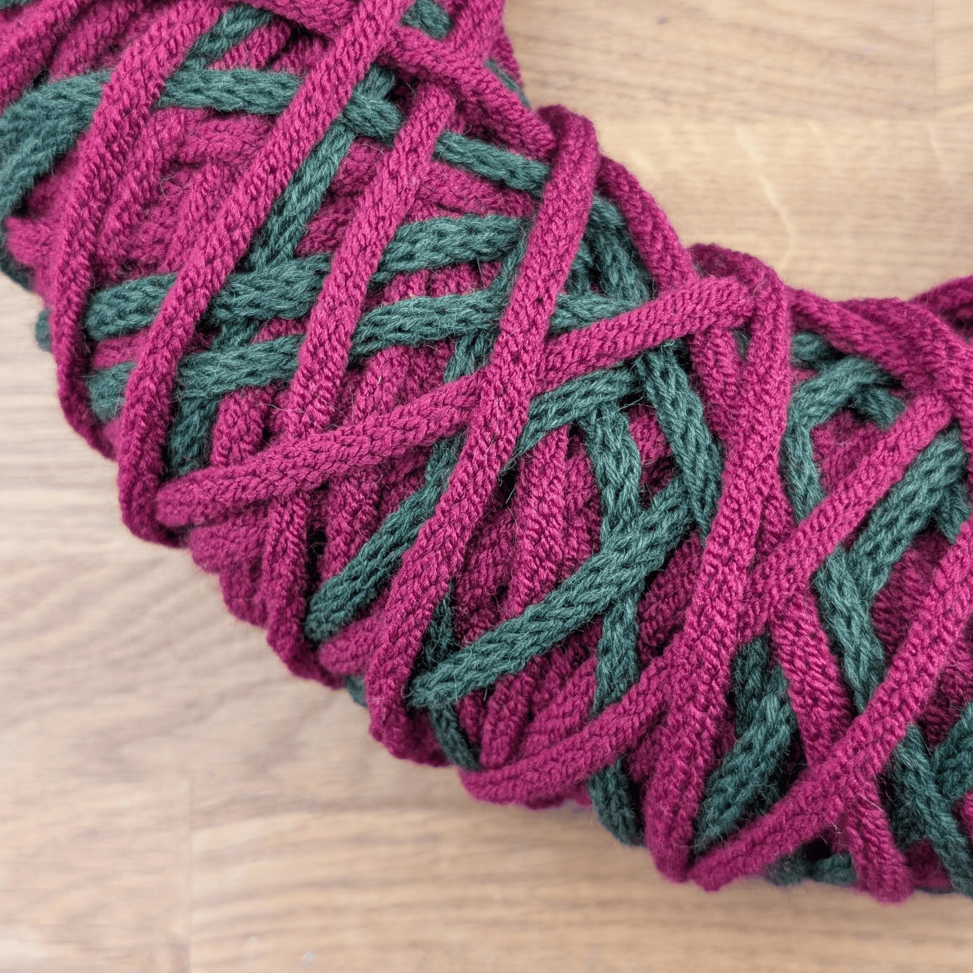 Weihnachtlicher Wollschnurkranz in Rot & Grün – Bild 4