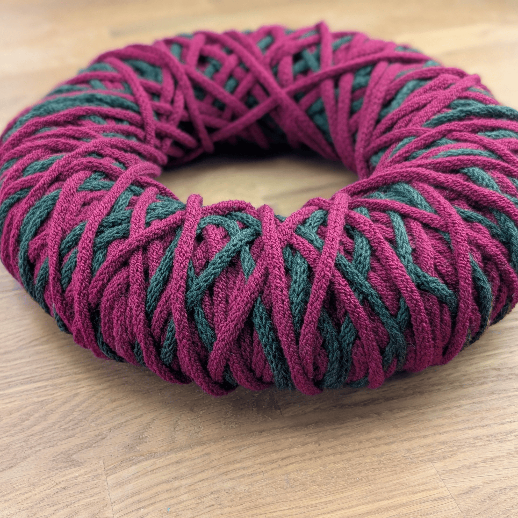 Weihnachtlicher Wollschnurkranz in Rot & Grün – Bild 3