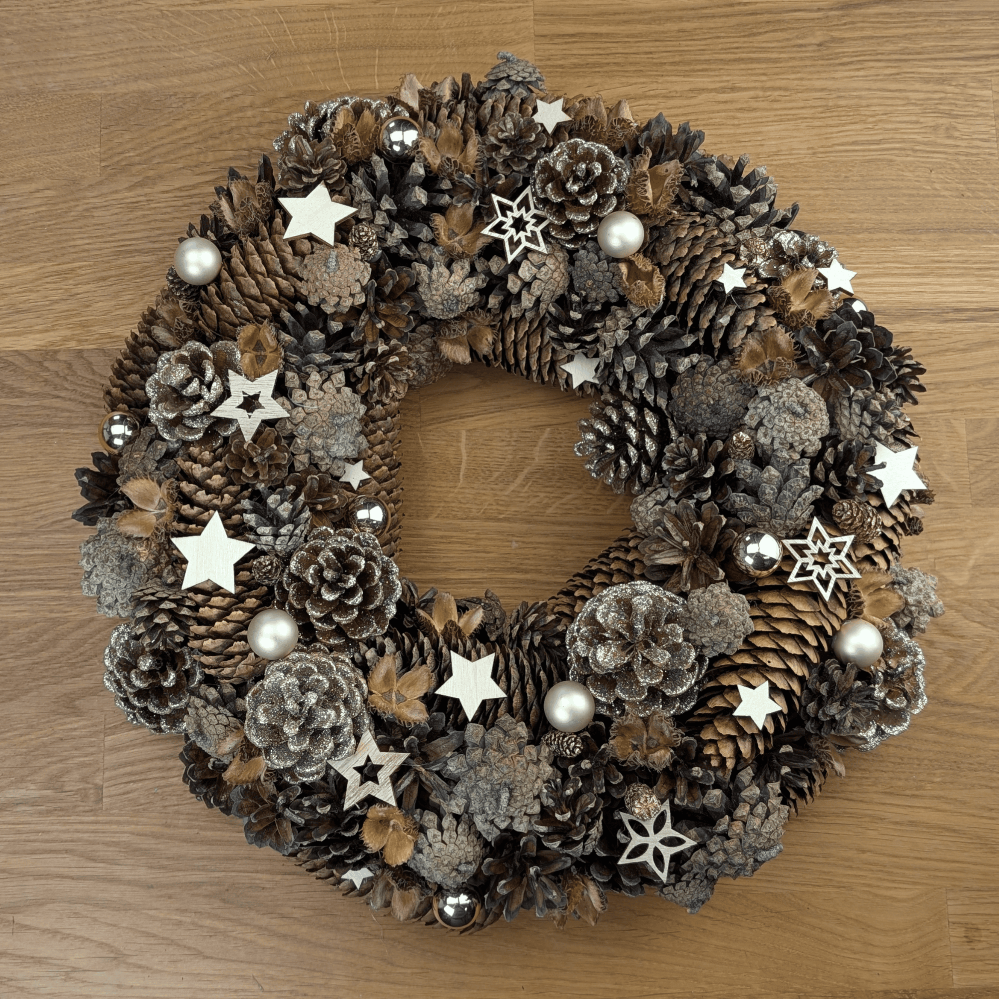 Zapfenkranz in Beige, Braun & Gold