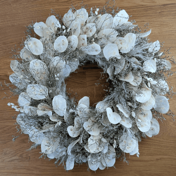 Feenhafter Trockenblumenkranz in zarten Naturtönen
