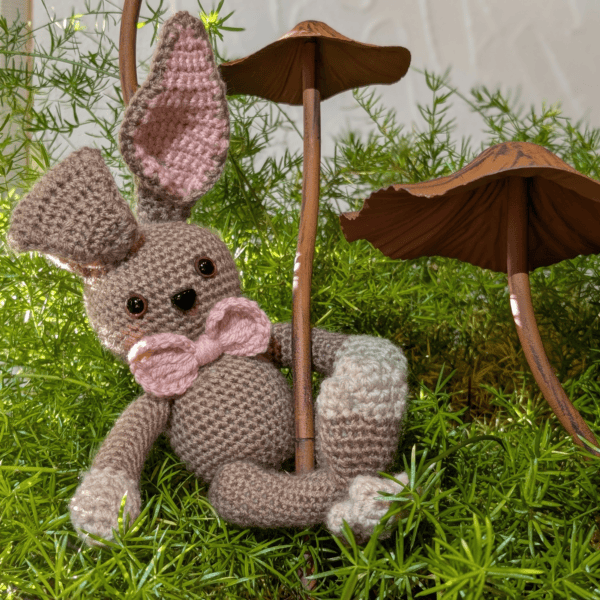 Häkelanleitung Osterhase mit Schleife – Amigurumi PDF (DE)