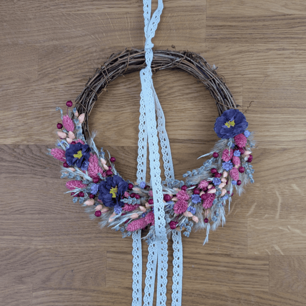 Rebenkranz mit Trockenblumen & Spitze