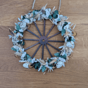 Trockenblumenkranz auf kleinem Holz-Wagenrad 24 cm