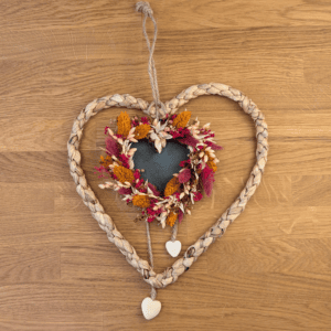 Herzkranz mit Trockenblumen in rot, orange, pink
