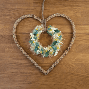 Trockenblumenkranz mit Herz aus Wasserhyazinthe