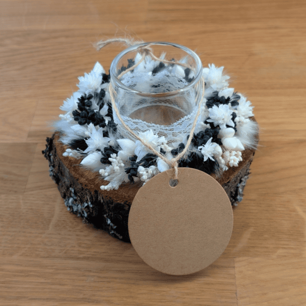 Trockenblumenkranz mit Teelicht auf Baumscheibe schwarz weiß
