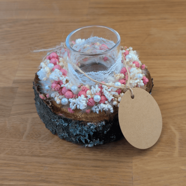 Trockenblumenkranz mit Teelicht auf Holz rosa beige