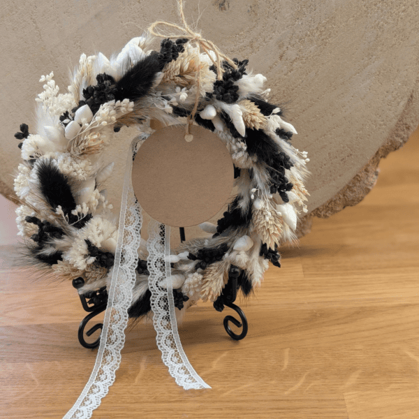 Kranz auf Metallständer in Schwarz-Beige