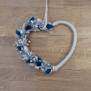 Herz-Trockenblumenkranz in Blau & Beige